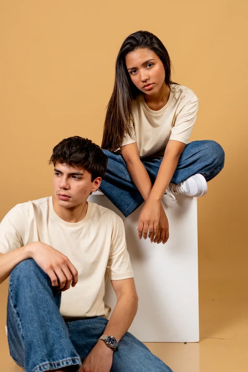 Camiseta Lisa PIMA — dos modelos en Arena, Pima 180 GSM