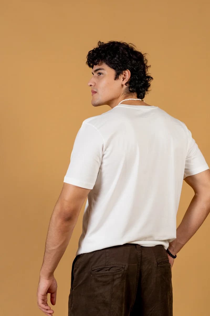 Modelo con Signature Fit Eco Blanco