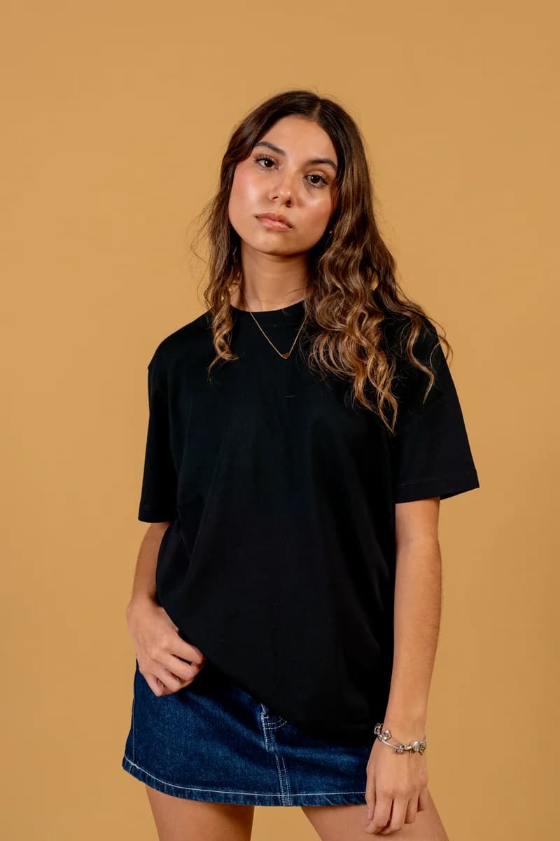 Modelo con Signature Fit Negro Clásico