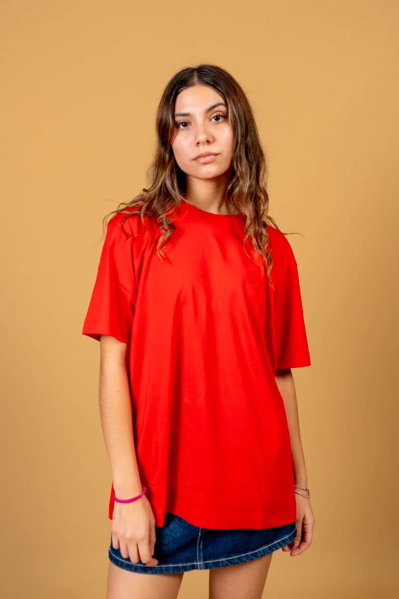 Modelo con Signature Fit Rojo Royal