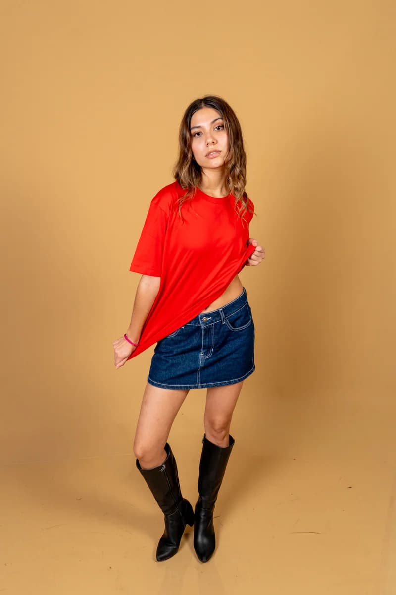 Modelo con Signature Fit Rojo Royal — look completo