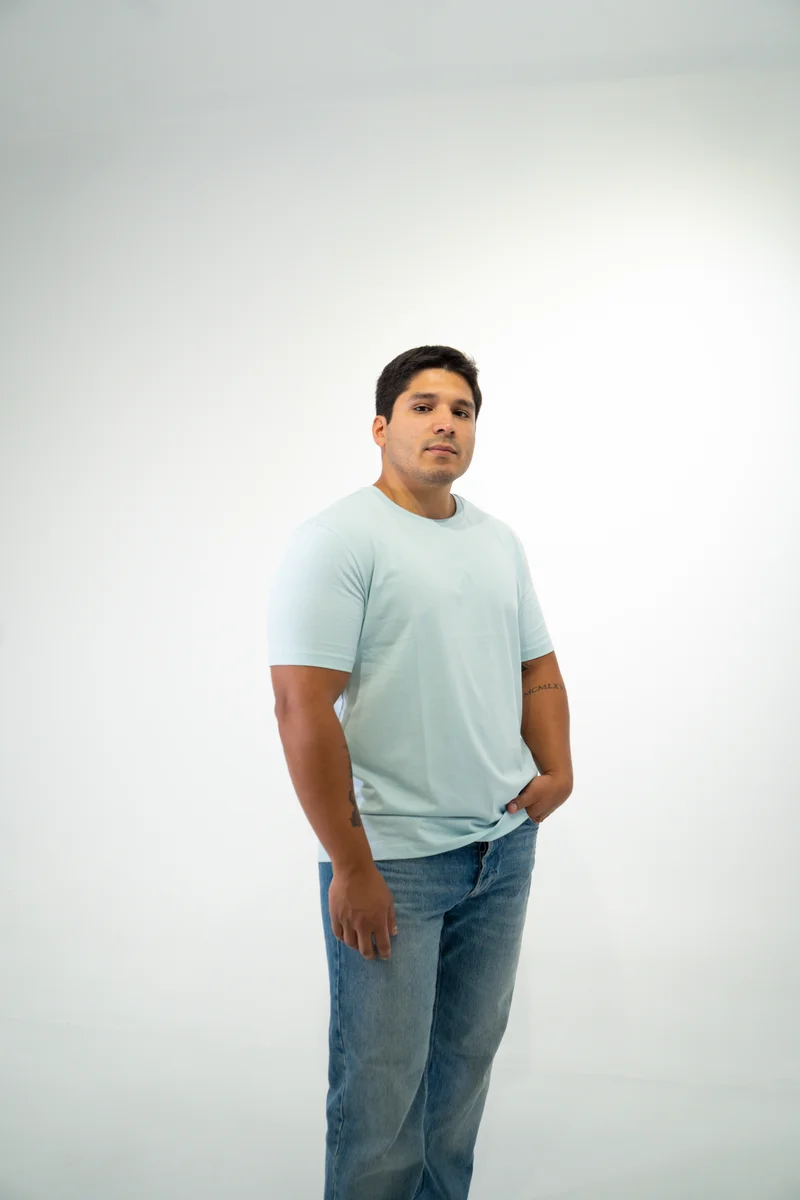 Signature Fit en Azul Bebé — Polo Liso — tono quieto, luz difusa