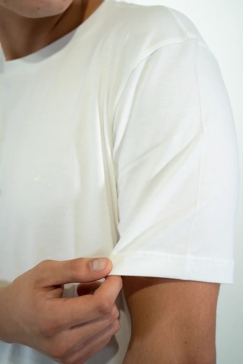 Signature Fit en Eco Blanco — Polo Liso — blanco cálido, luz difusa