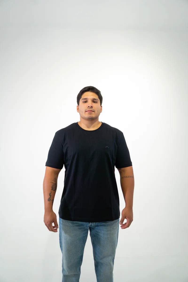 Signature Fit en Negro Clásico — Polo Liso — profundidad de negro, luz natural suave