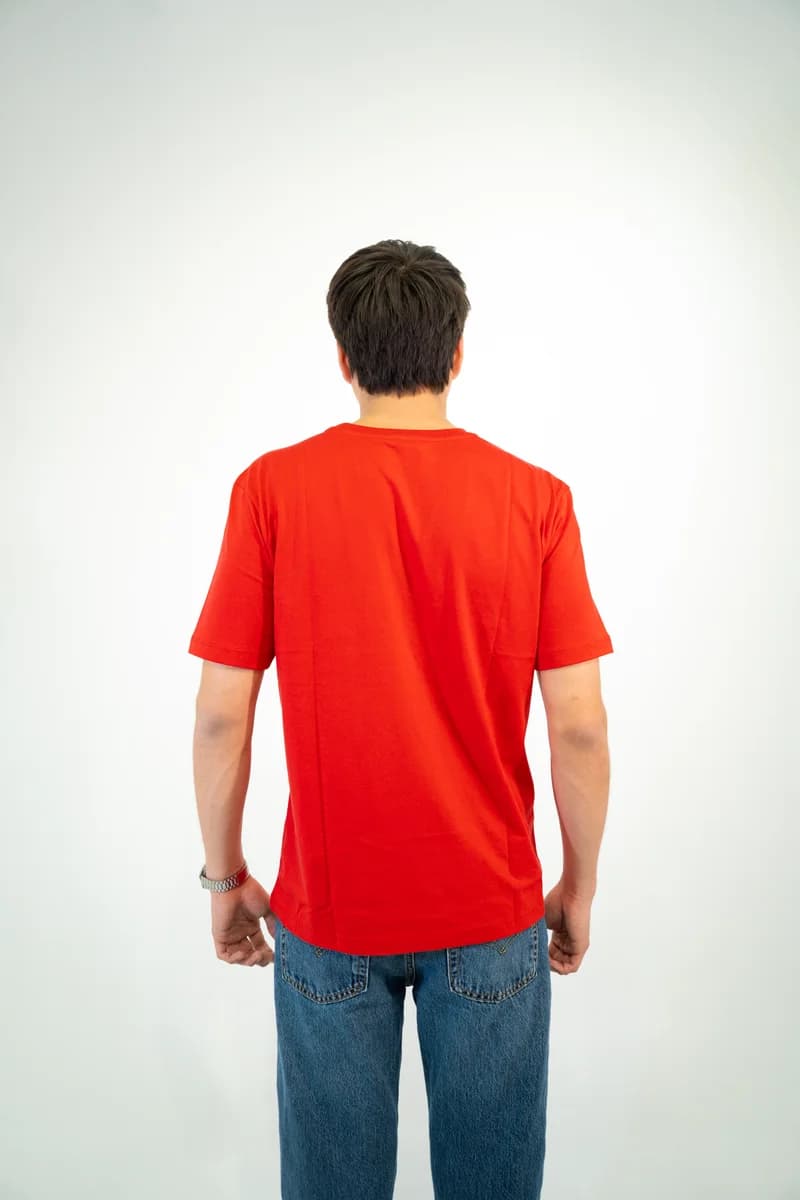 Signature Fit en Rojo Royal — Polo Liso — saturación retenida, profundidad natural