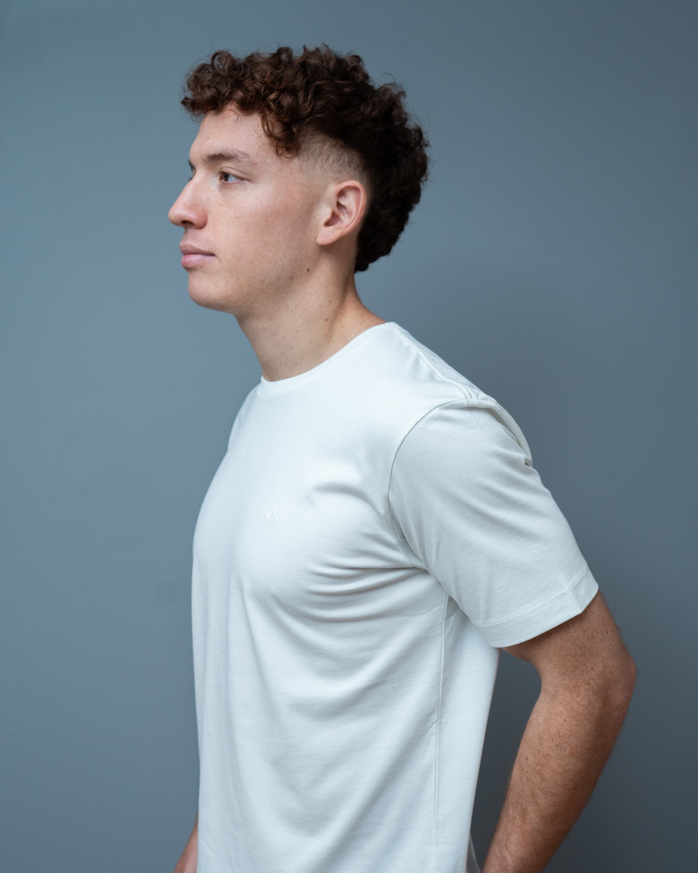 Signature Fit en Blanco — Polo Liso — ivory tone, natural light
