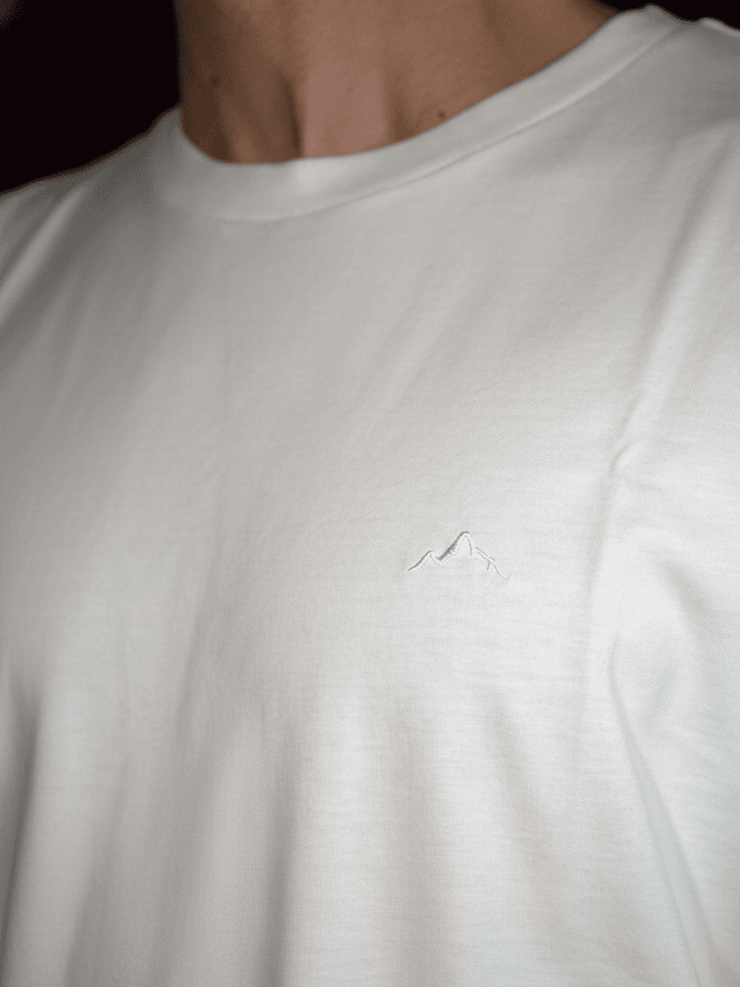 Signature Fit T-Shirt — Blanco — fabric surface