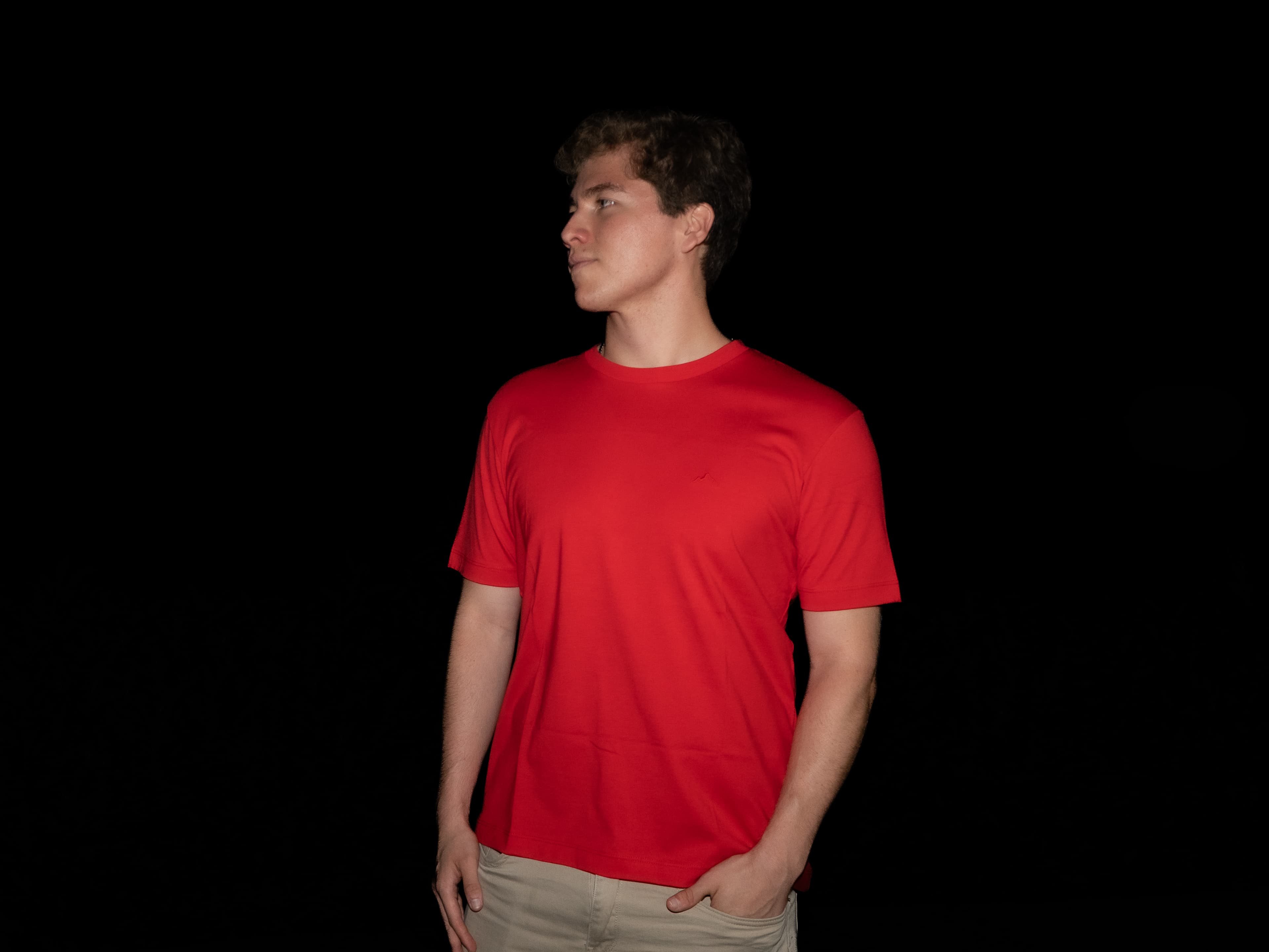 Signature Fit en Rojo — Polo Liso — saturated depth, natural light