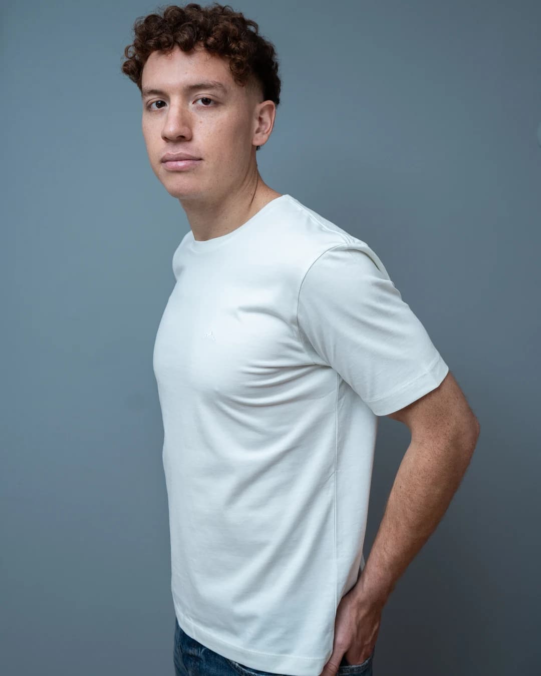 Signature Fit en Eco Blanco — Polo Liso — blanco cálido, luz difusa